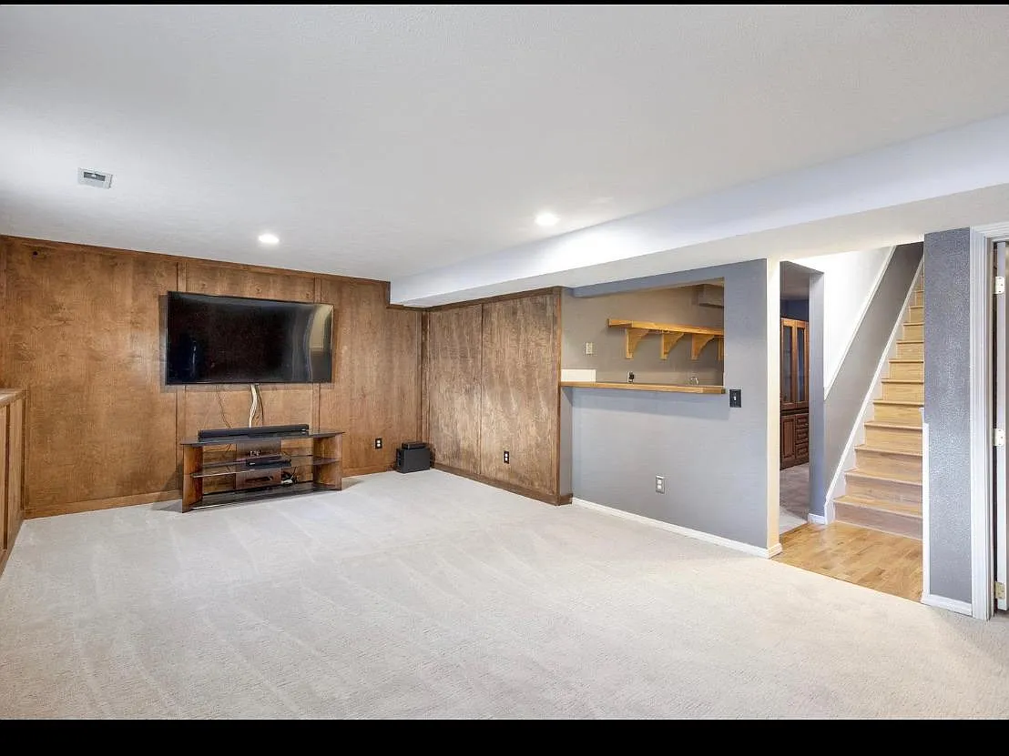 1702 S Koren St — Photo 2