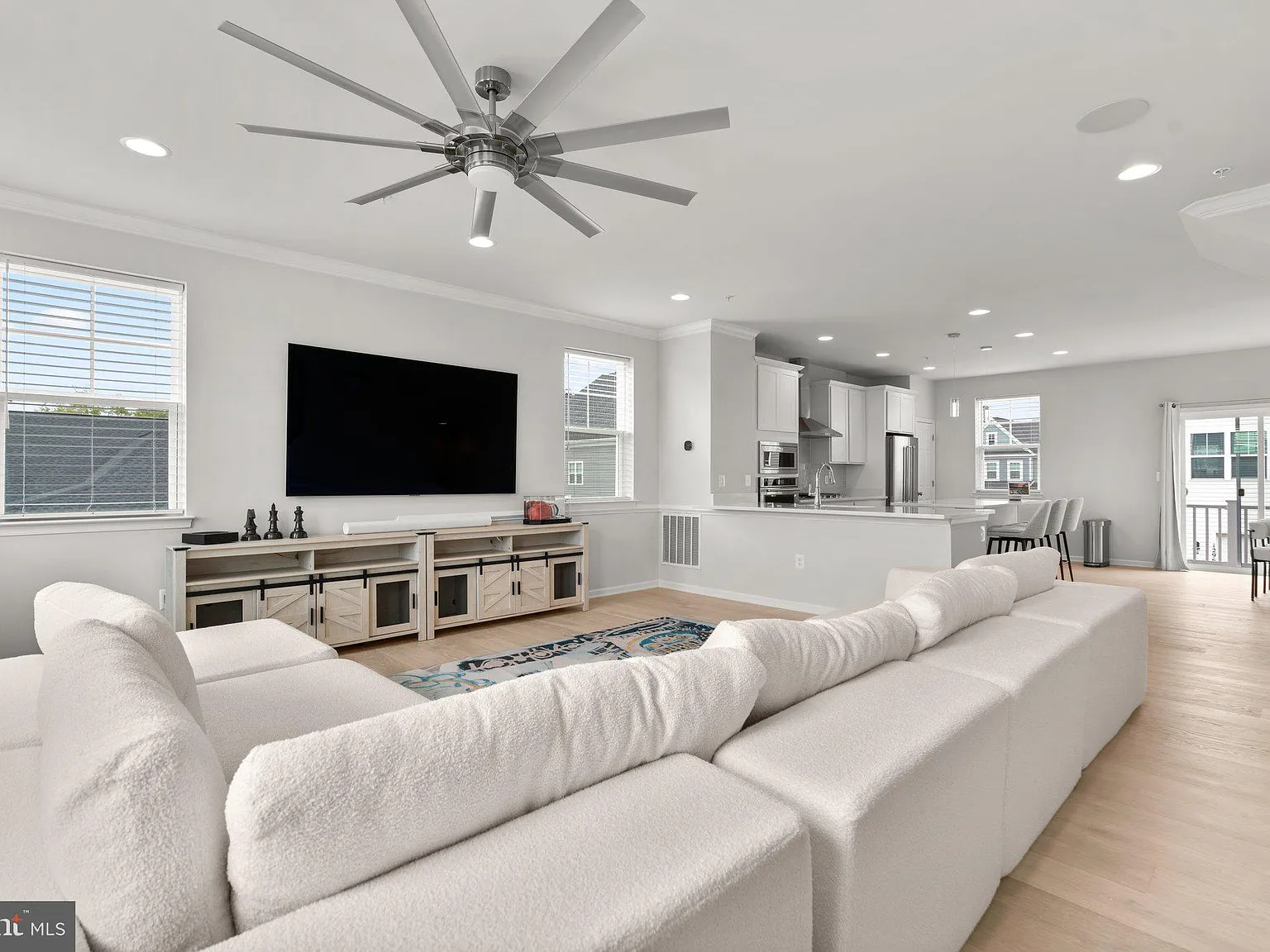 3 bed, 4.0 bath, 2028 sqft, $3,450 — Photo 4