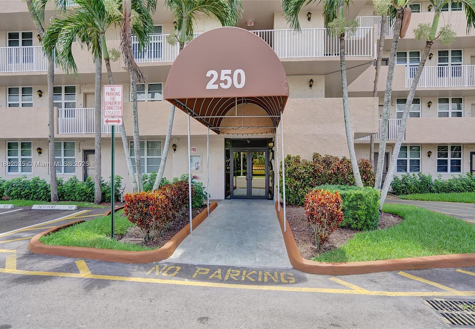 250 Jacaranda Dr APT 206