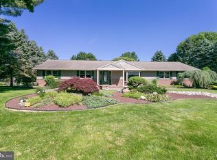 6 Edgewood Rd, Robbinsville, NJ 08691