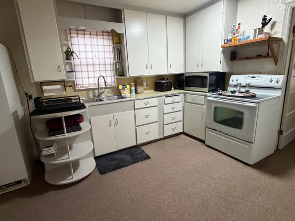 101 SW 10th St, Oak Grove, MO 64075