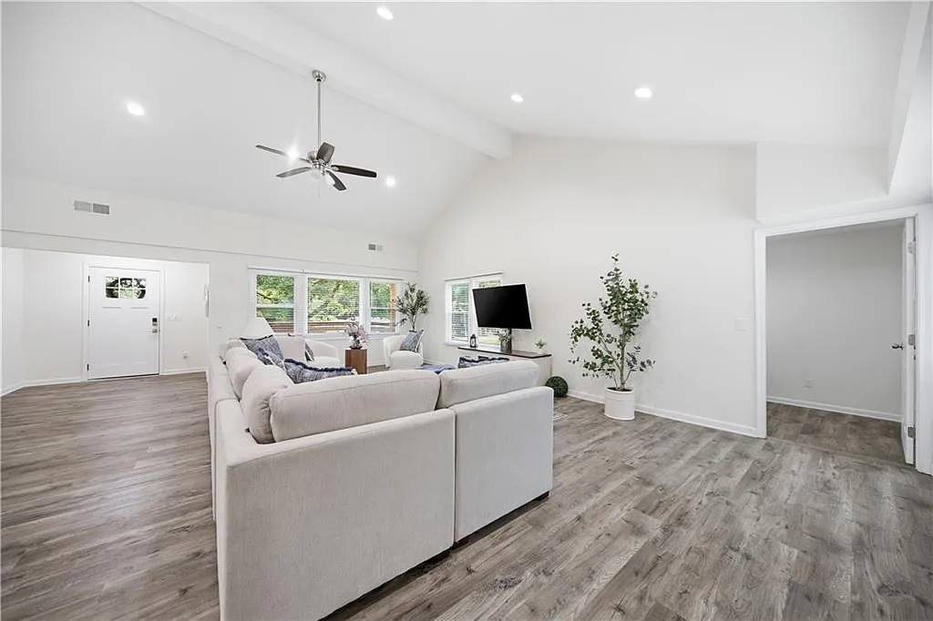 3 bed, 2.0 bath, 2000 sqft, $2,200 — Photo 4