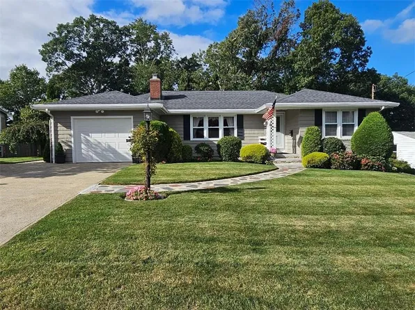 94 Coolspring Dr, Cranston, RI 02920