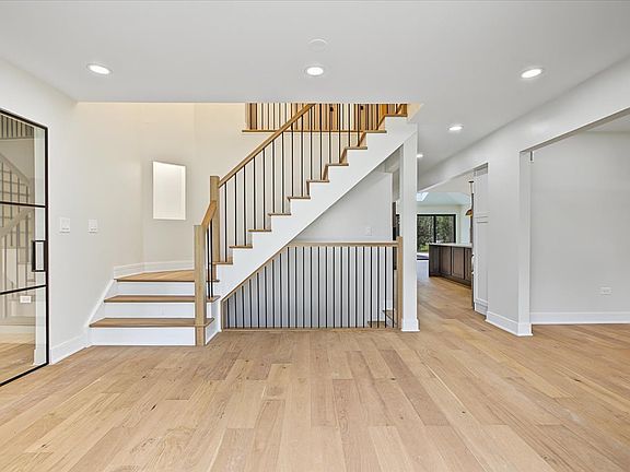 4th image of 13136 Fox Hill Ct