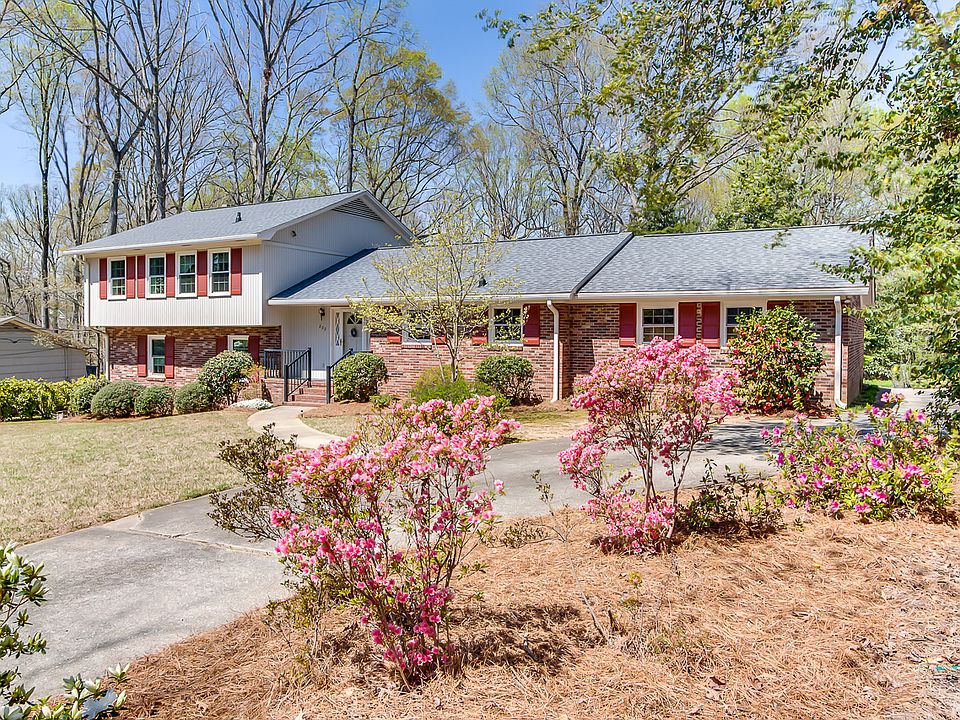 2nd image of 202 Dellrose Cir