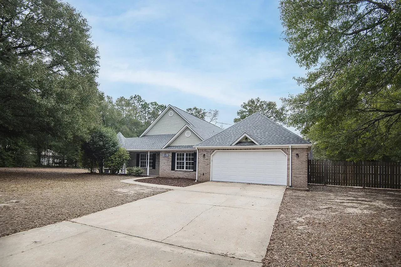 3 bed, 2400 sqft, $800 — Photo 1
