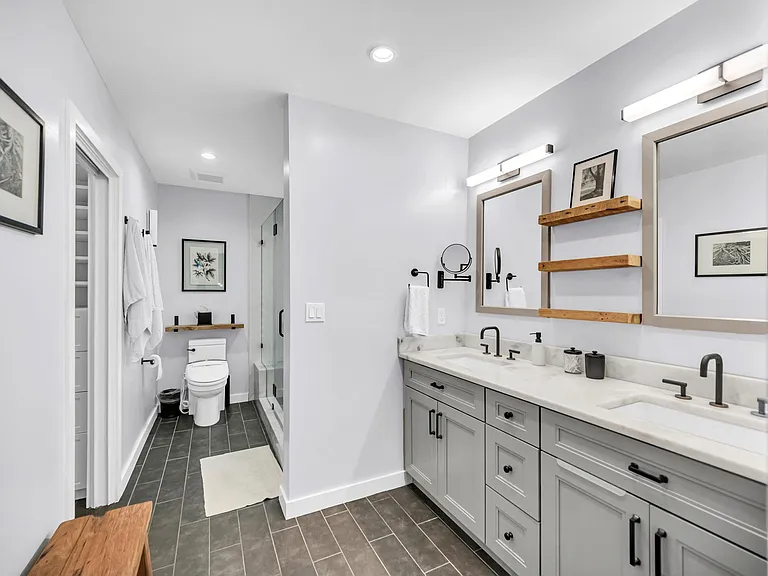 748 NE 17th Way — Photo 29