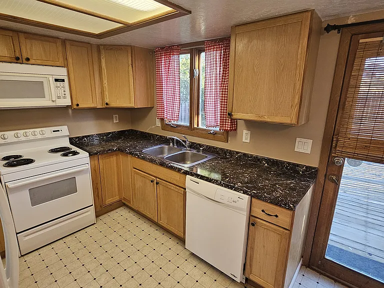103 College Ct #D — Photo 10