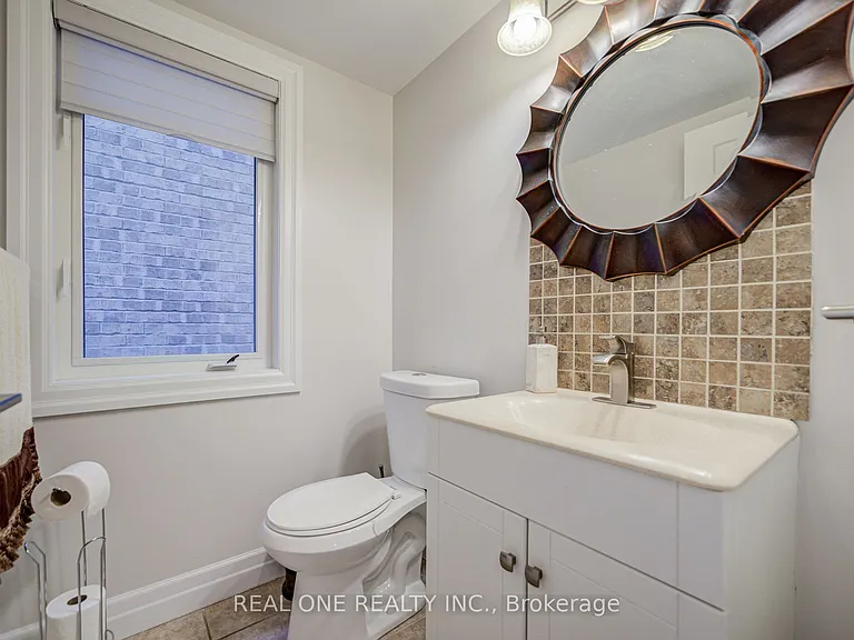 27 Cranston St #UPPER — Photo 14