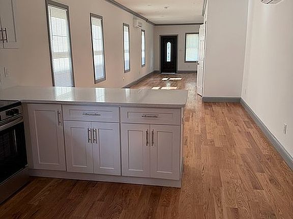 3rd image of 560 Linden Blvd