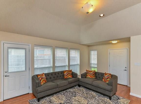 3rd image of 862 Arbor Hill Ct