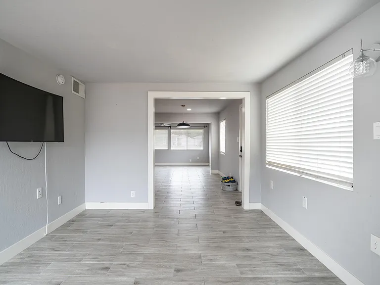 717 E Palmaire Ave — Photo 13