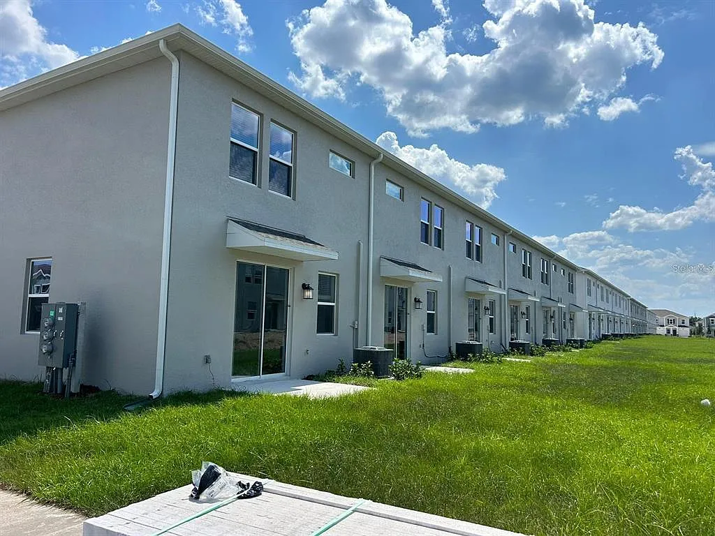 3 bed, 2.5 bath, 1834 sqft, $2,100 — Photo 4