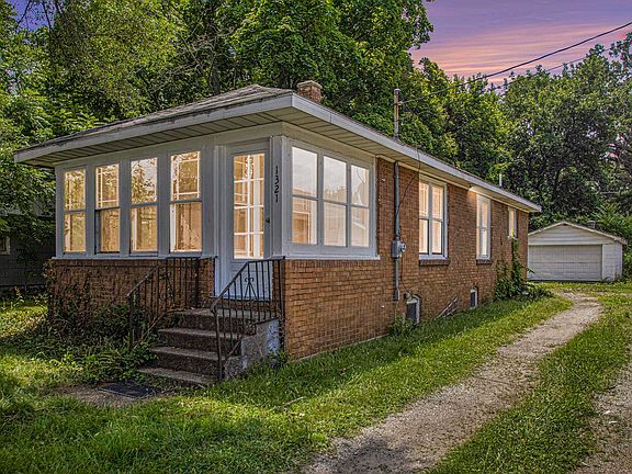 3rd image of 1321 Lincolnway W