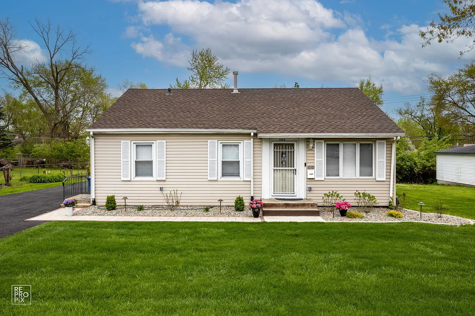 2164 E Sauk Trl photo 1