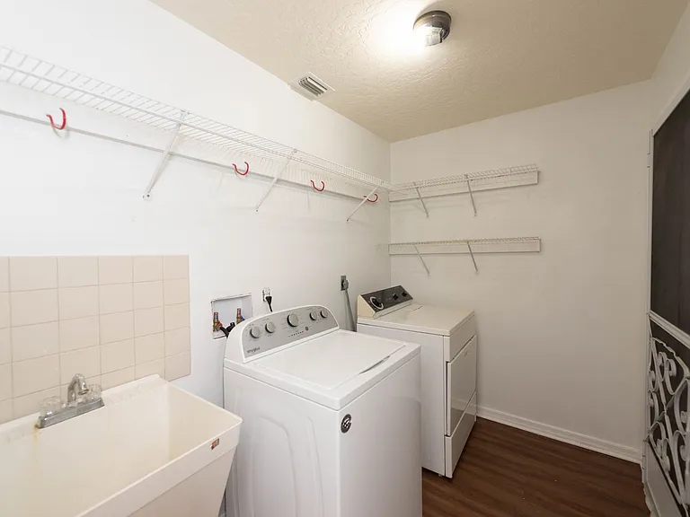 1236 Buffing Cir SE — Photo 37
