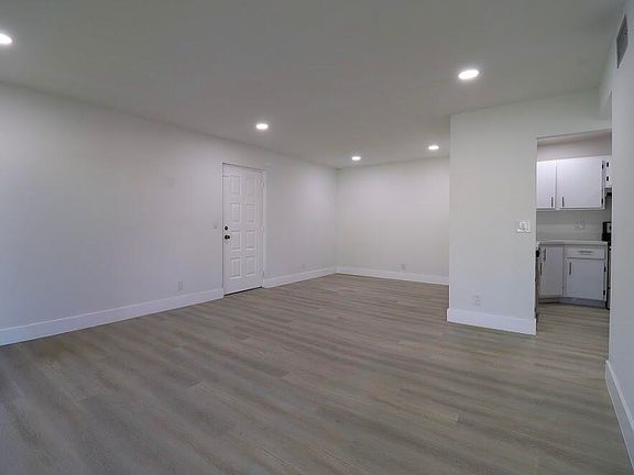 5th image of 614 Sea Pine Way #H2