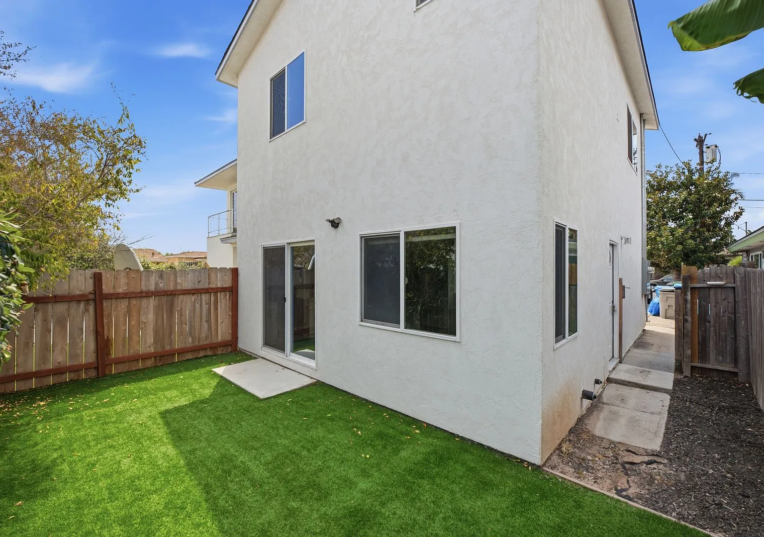 Private turfed yard! — Photo 1