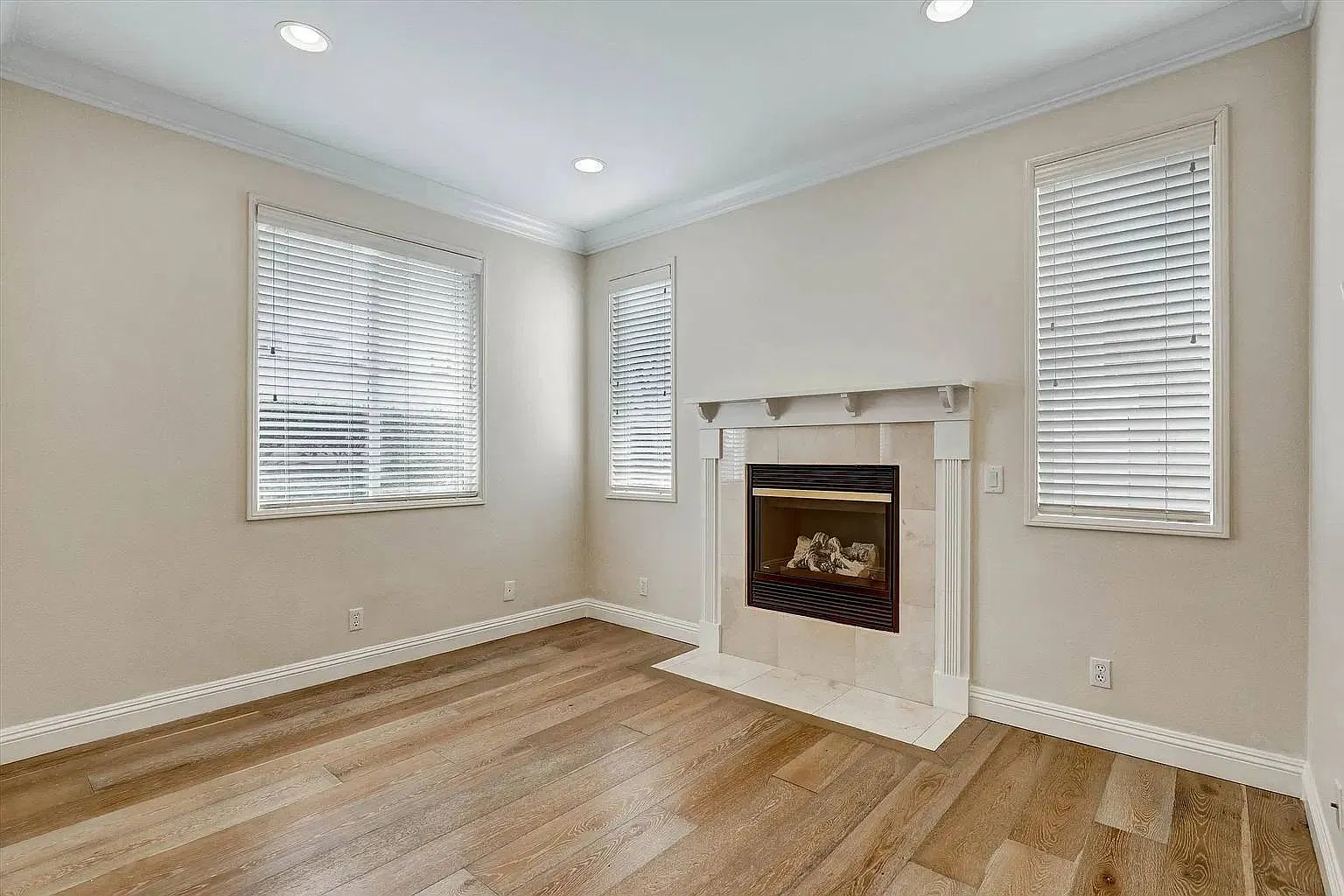 3 bed, $2,830 — Photo 2