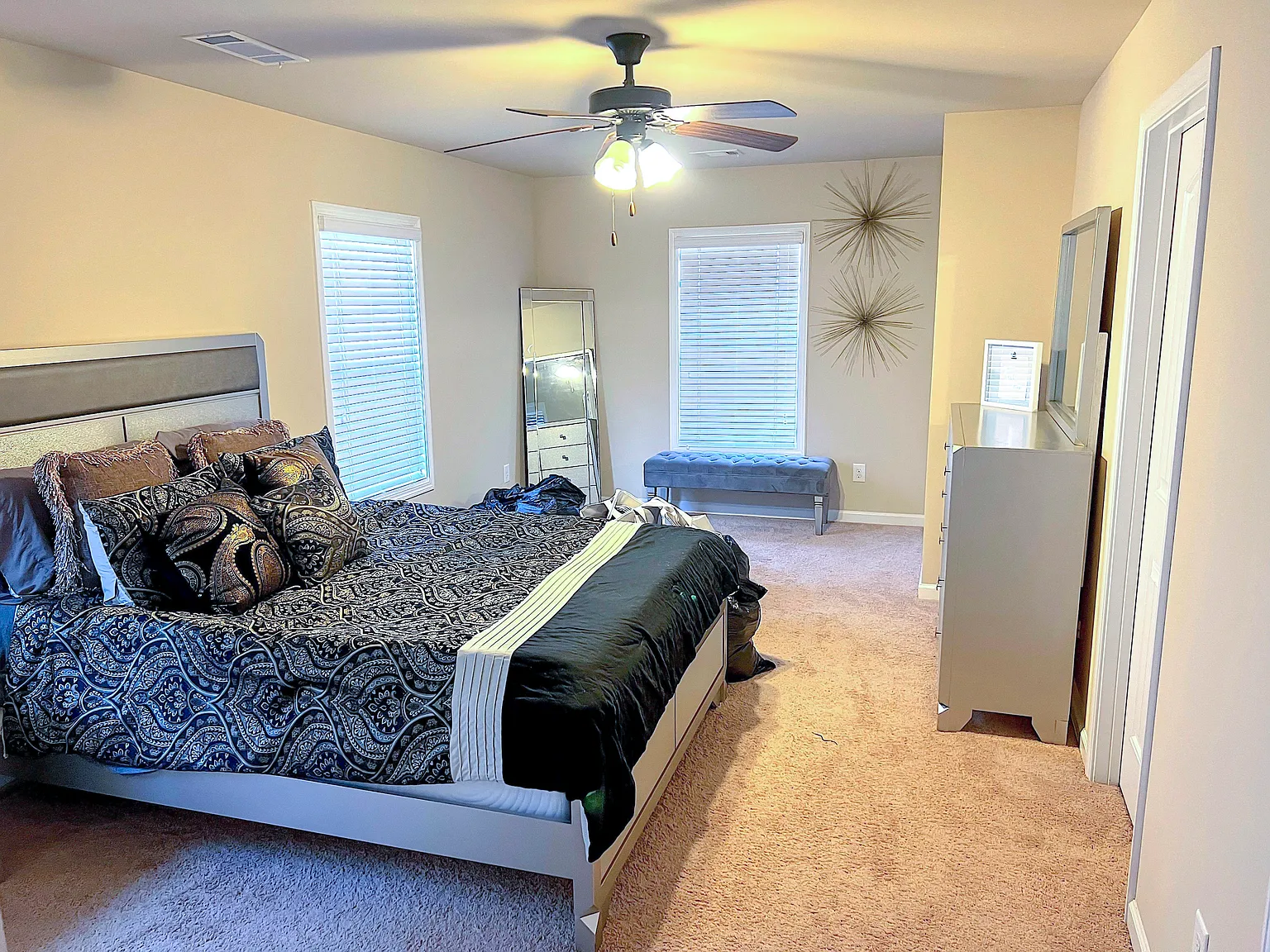 4 bed, 4.0 bath, 4000 sqft, $1,364 — Photo 2