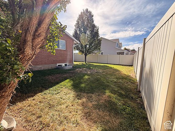 5th image of 718 S 900th St E