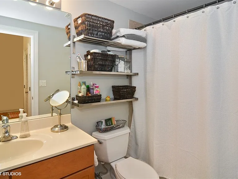 824 W Superior St #410 — Photo 11