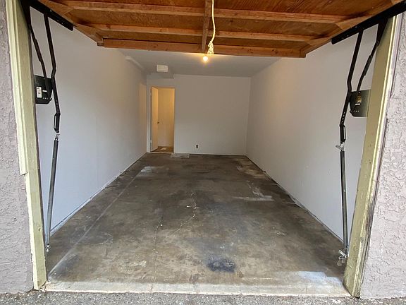 5th image of 2670 Woodridge Ct