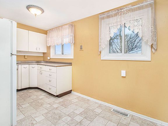 5th image of 4423 Brookton Dr