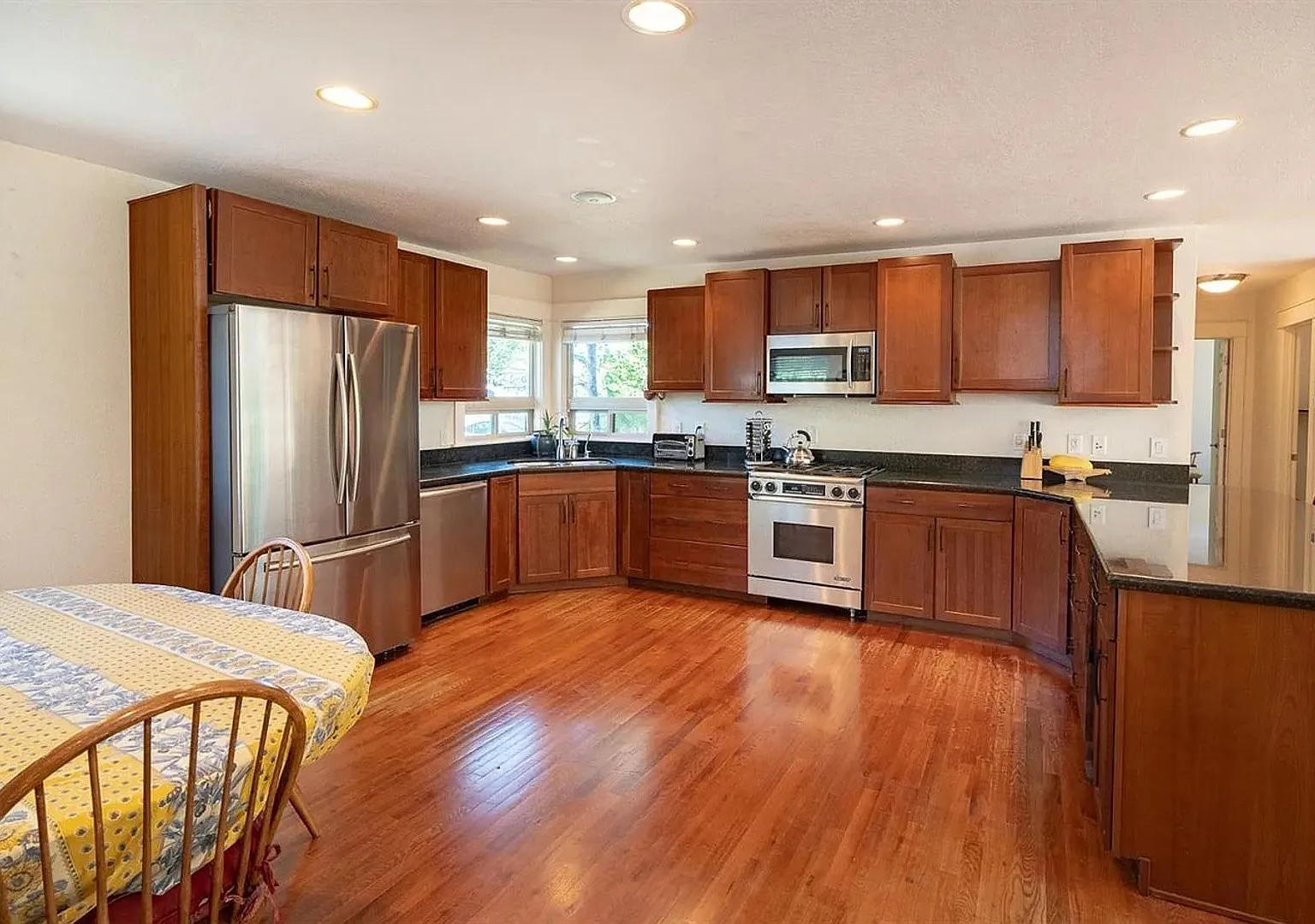 Available Now! Large Three Bedroom, 2.5 Bath Creekside home with bonus room! — Photo 3