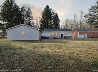 9879 Bryce Rd, Avoca, MI 48006