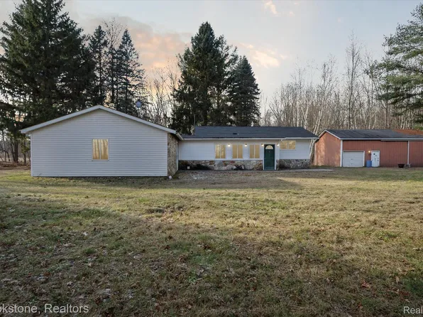9879 Bryce Rd, Avoca, MI 48006