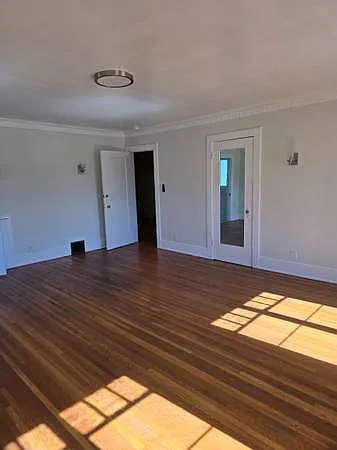 5 bed, 3.5 bath, 4242 sqft, $1,400 — Photo 4