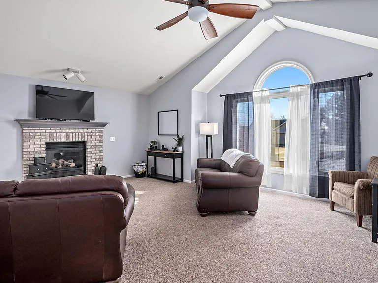2718 Sassafras Cv — Photo 2
