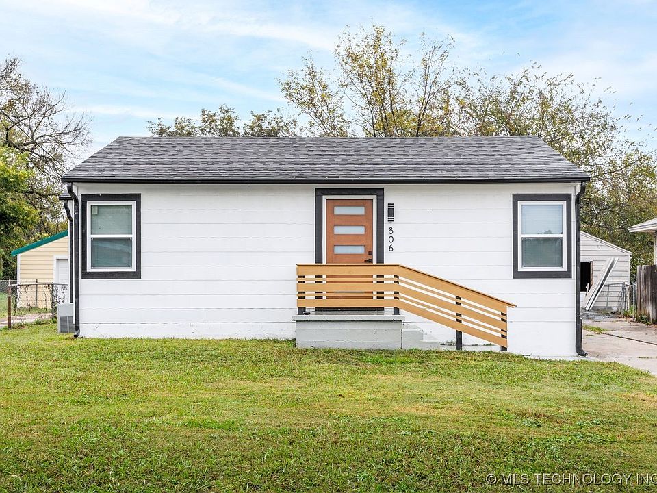 1st image of 806 E 12th Pl