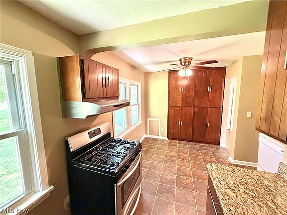 4th image of 8233 Edgewood Rd