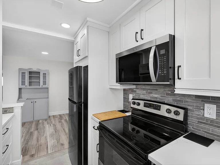 100 Shore Ct #208 — Photo 19