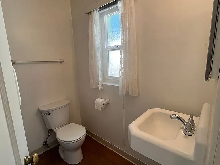 768 W Pine St — Photo 11