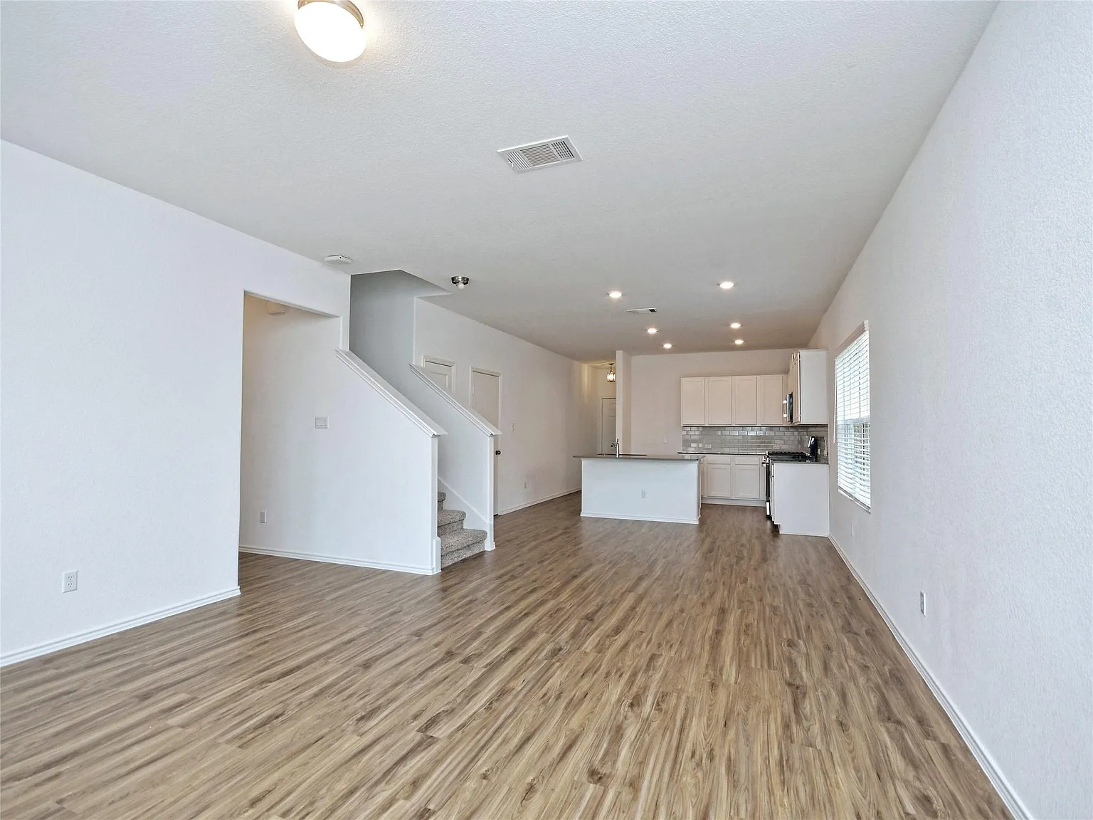 4 bed, 2.5 bath, 2600 sqft, $2,600 — Photo 4