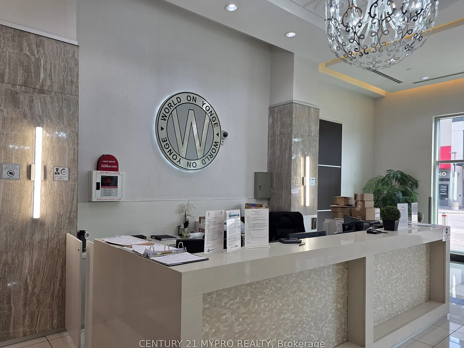 7161 Yonge St — Photo 2