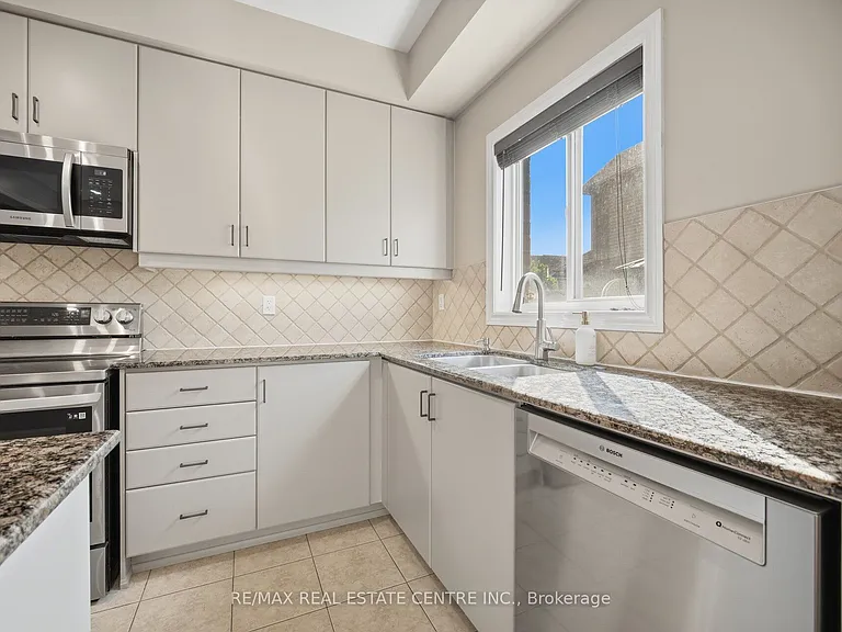 366 Hobbs Cres — Photo 20