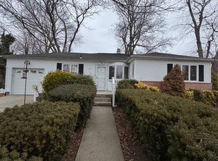 6 Hope Ct, Plainview, NY 11803