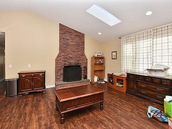 5th image of 40 Crestwood Dr