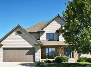 1712 Meadow View Cir, Cedar Falls, IA 50613