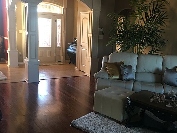 Family Room w/hardwood floor