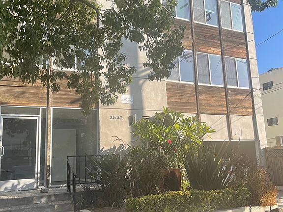 5th image of 2542 N Beachwood Dr APT 6