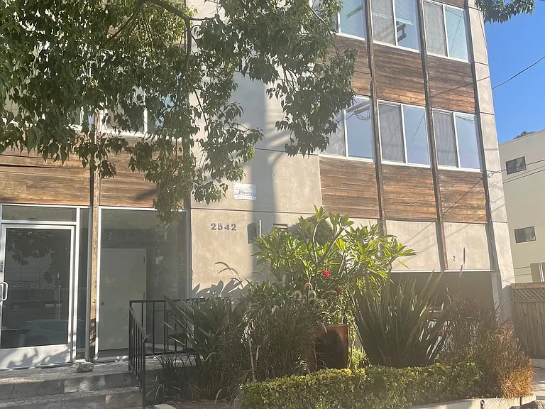 2542 N Beachwood Dr #6 — Photo 5