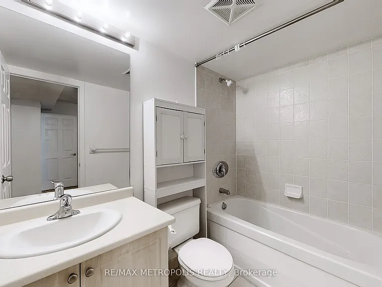 30 Grand Trunk Cres #502 — Photo 21