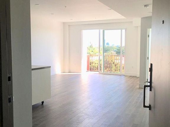 5th image of 1215 S Bedford St #Penthouse