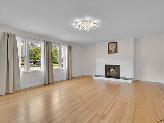 4th image of 20 Fordham Dr
