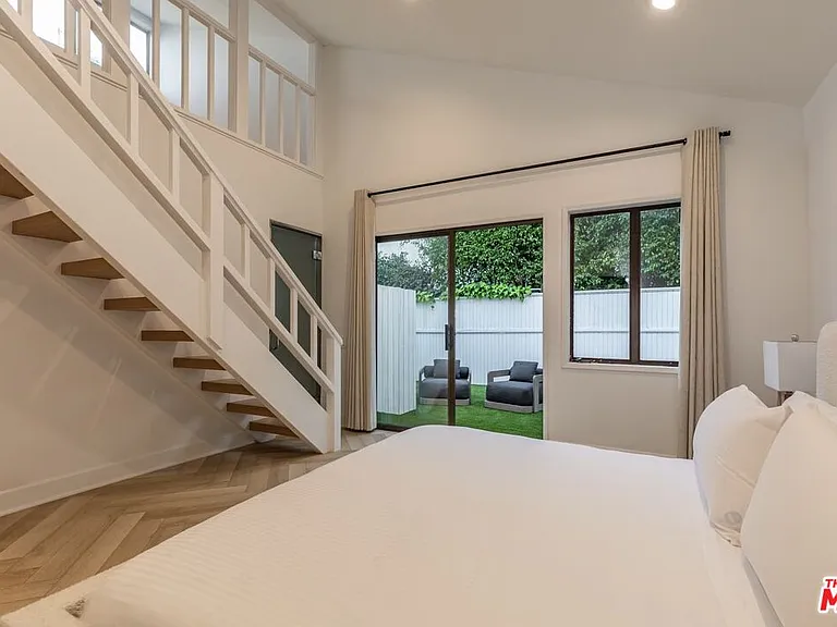624 N Beverly Dr — Photo 32